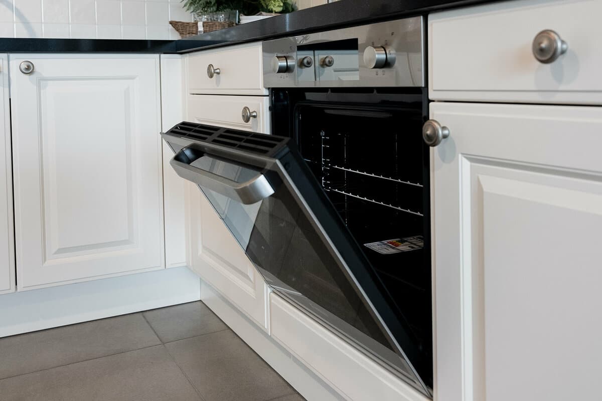 Showroomkeuken met keukenapparatuur
